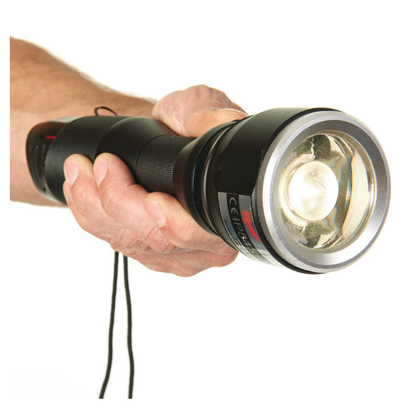 Đèn LED thân nhôm Milwaukee M12 MLED dùng Pin 12V, độ sáng 800lm