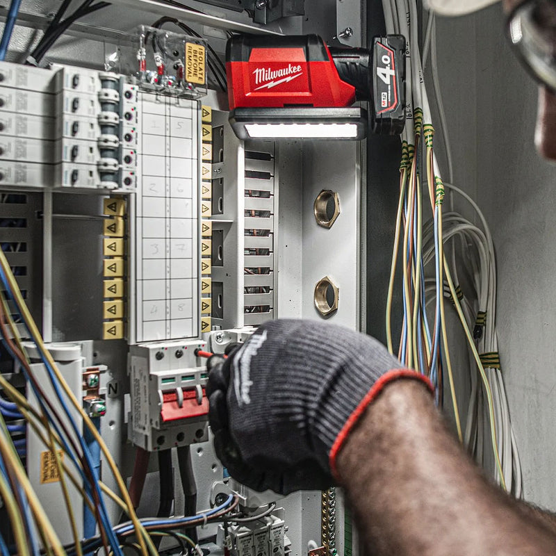 Đèn LED Milwaukee M12 PAL dùng Pin 12V, độ sáng 700lm