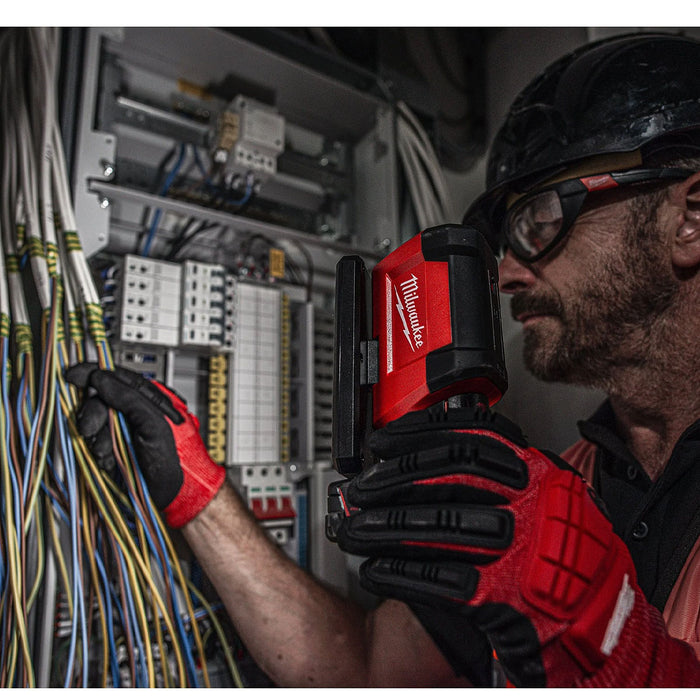 Đèn LED Milwaukee M12 PAL dùng Pin 12V, độ sáng 700lm