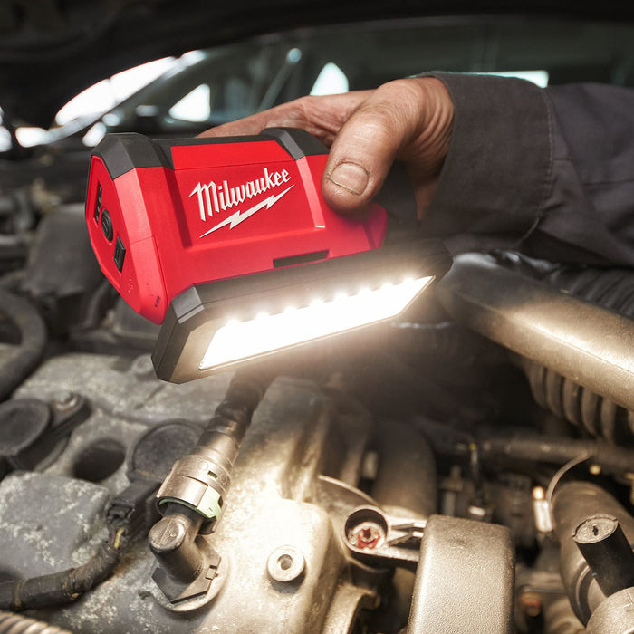 Đèn LED Milwaukee M12 PAL dùng Pin 12V, độ sáng 700lm