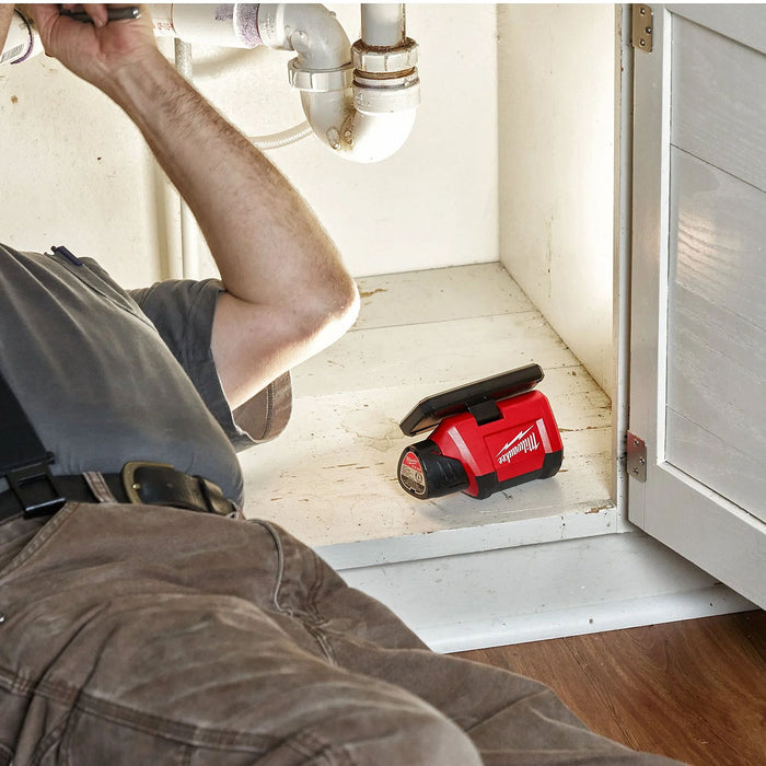 Đèn LED Milwaukee M12 PAL dùng Pin 12V, độ sáng 700lm