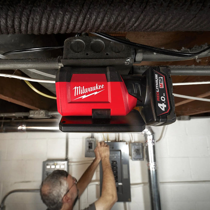 Đèn LED Milwaukee M12 PAL dùng Pin 12V, độ sáng 700lm