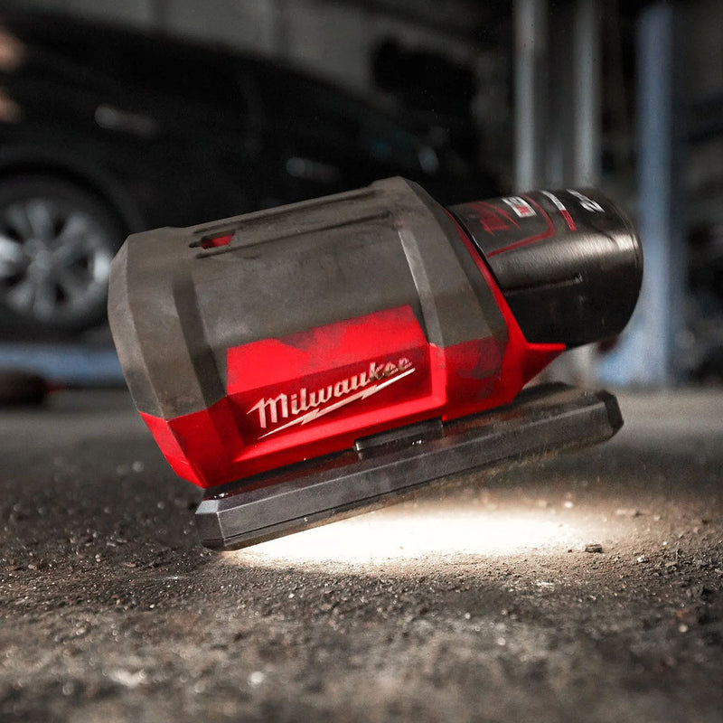 Đèn LED Milwaukee M12 PAL dùng Pin 12V, độ sáng 700lm