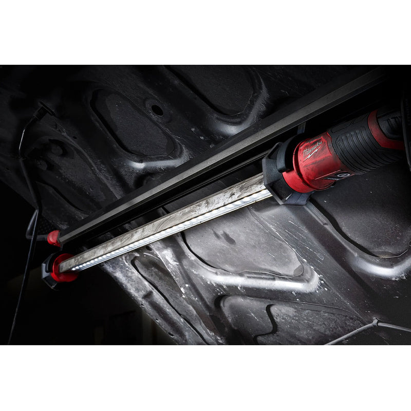 Đèn LED dạng thanh Milwaukee M12 UHL dùng Pin 12V, độ sáng 1,200lm, dùng trong cơ khí ô tô