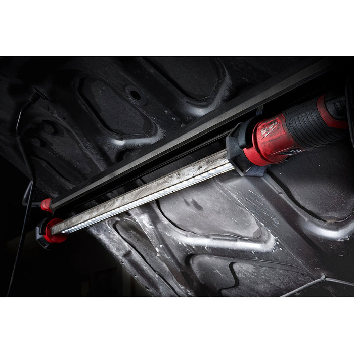 Đèn LED dạng thanh Milwaukee M12 UHL dùng Pin 12V, độ sáng 1,200lm, dùng trong cơ khí ô tô