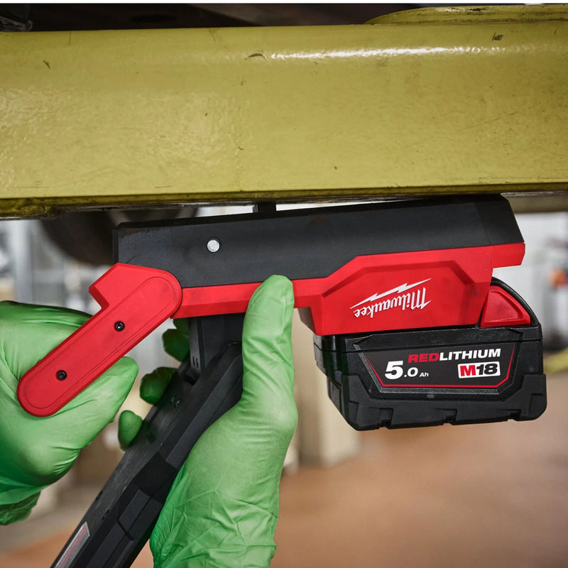 Đèn LED kiểu đòn tay Milwaukee M18 ABL dùng Pin 18V, độ sáng 2,500lm