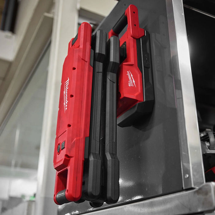 Đèn LED kiểu đòn tay Milwaukee M18 ABL dùng Pin 18V, độ sáng 2,500lm