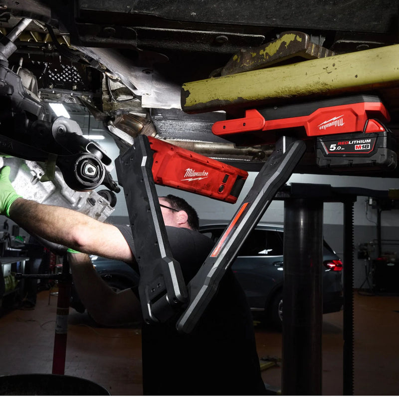 Đèn LED kiểu đòn tay Milwaukee M18 ABL dùng Pin 18V, độ sáng 2,500lm