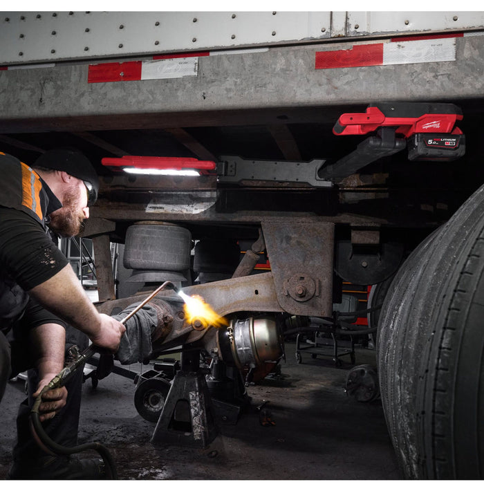 Đèn LED kiểu đòn tay Milwaukee M18 ABL dùng Pin 18V, độ sáng 2,500lm