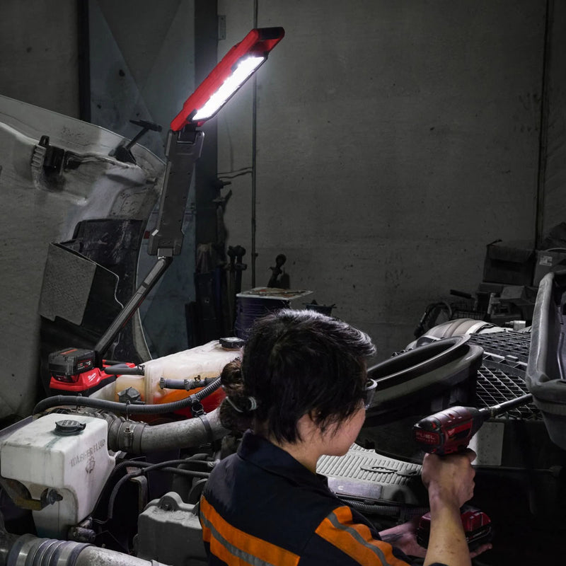 Đèn LED kiểu đòn tay Milwaukee M18 ABL dùng Pin 18V, độ sáng 2,500lm