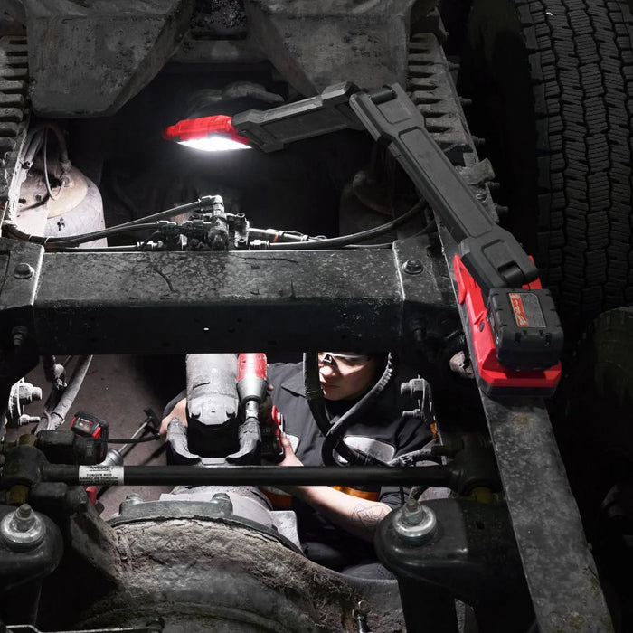 Đèn LED kiểu đòn tay Milwaukee M18 ABL dùng Pin 18V, độ sáng 2,500lm