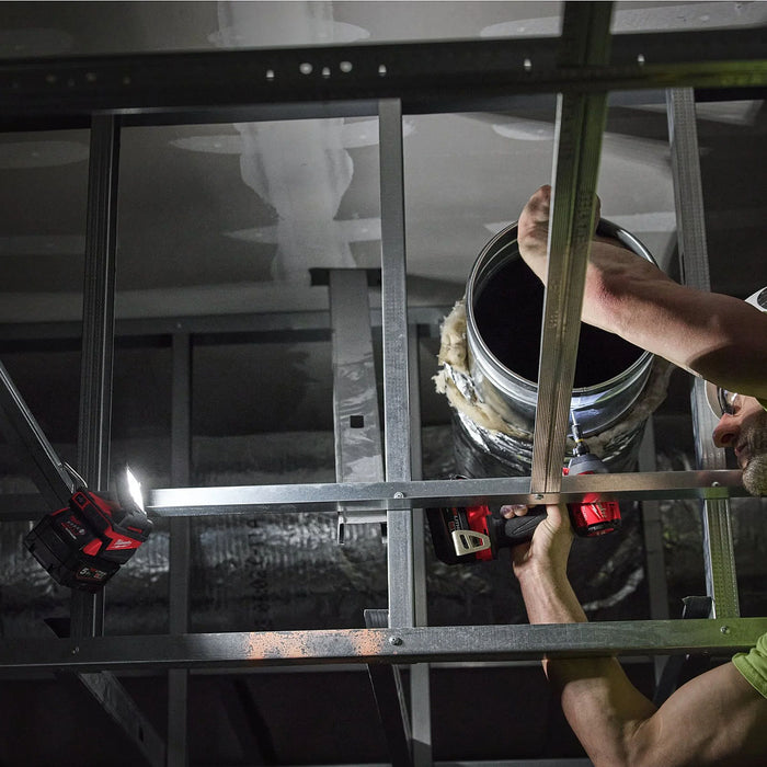 Đèn LED Milwaukee M18 ALIS dùng Pin 18V, độ sáng 1,000lm