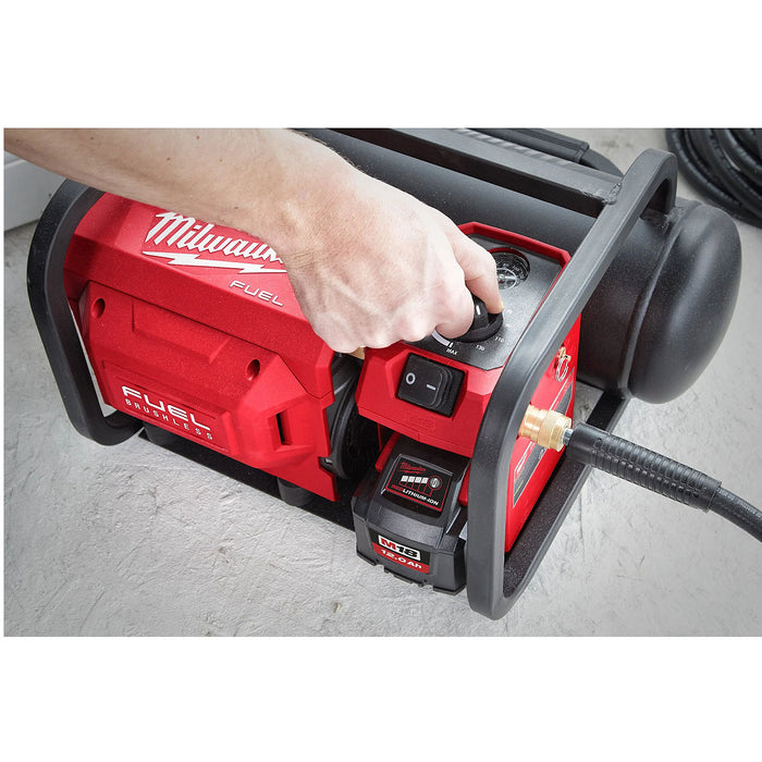 Máy nén khí Milwaukee M18 FAC dùng Pin 18V, bình chứa 7.6 lít