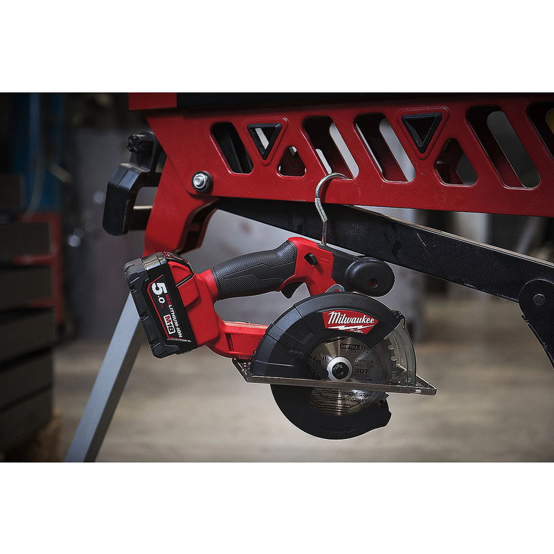 Máy cưa đĩa chuyên dùng cắt kim loại Milwaukee M18 FMCS dùng Pin 18V, đường kính lưỡi 150mm