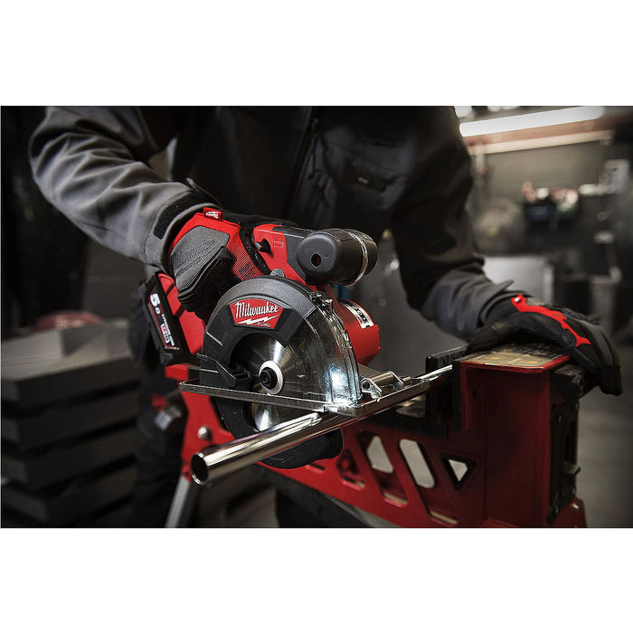 Máy cưa đĩa chuyên dùng cắt kim loại Milwaukee M18 FMCS dùng Pin 18V, đường kính lưỡi 150mm