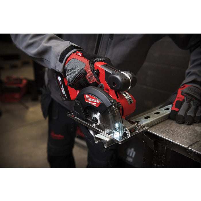 Máy cưa đĩa chuyên dùng cắt kim loại Milwaukee M18 FMCS dùng Pin 18V, đường kính lưỡi 150mm
