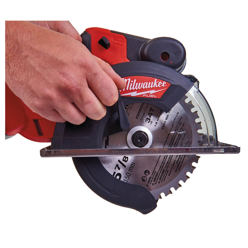 Máy cưa đĩa chuyên dùng cắt kim loại Milwaukee M18 FMCS dùng Pin 18V, đường kính lưỡi 150mm