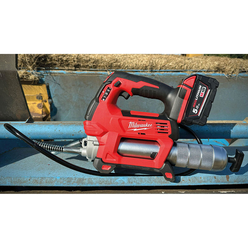 Máy bơm mỡ Milwaukee M18 GG dùng Pin 18V, áp suất bơm 690 bar