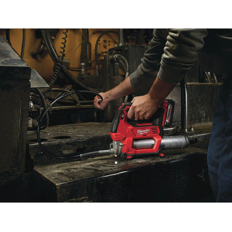 Máy bơm mỡ Milwaukee M18 GG dùng Pin 18V, áp suất bơm 690 bar