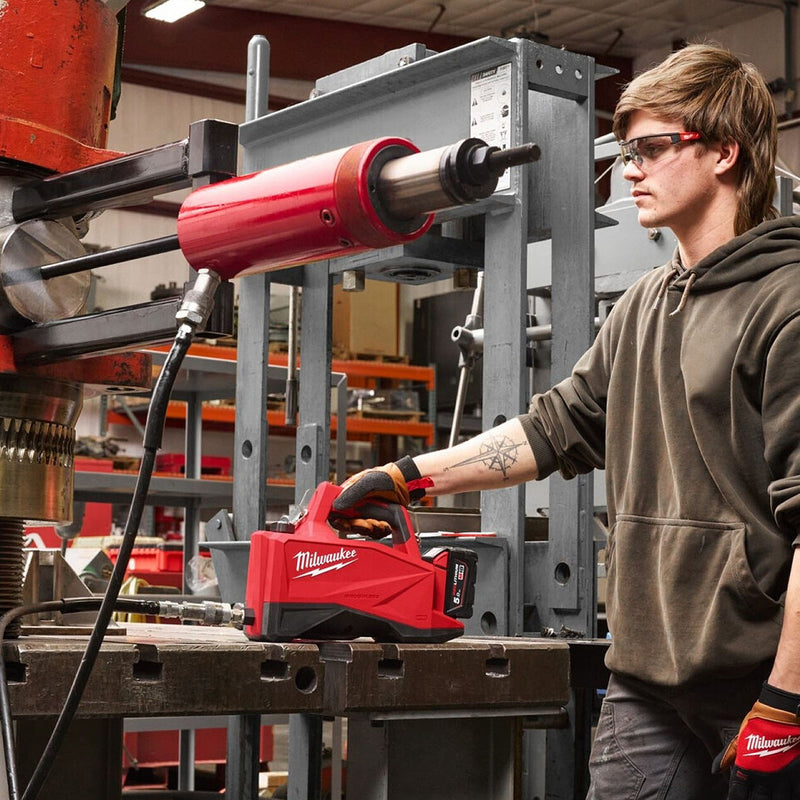 Máy bơm thủy lực mini Milwaukee M18 HMP700 dùng Pin 18V, áp suất bơm tối đa 700 bar