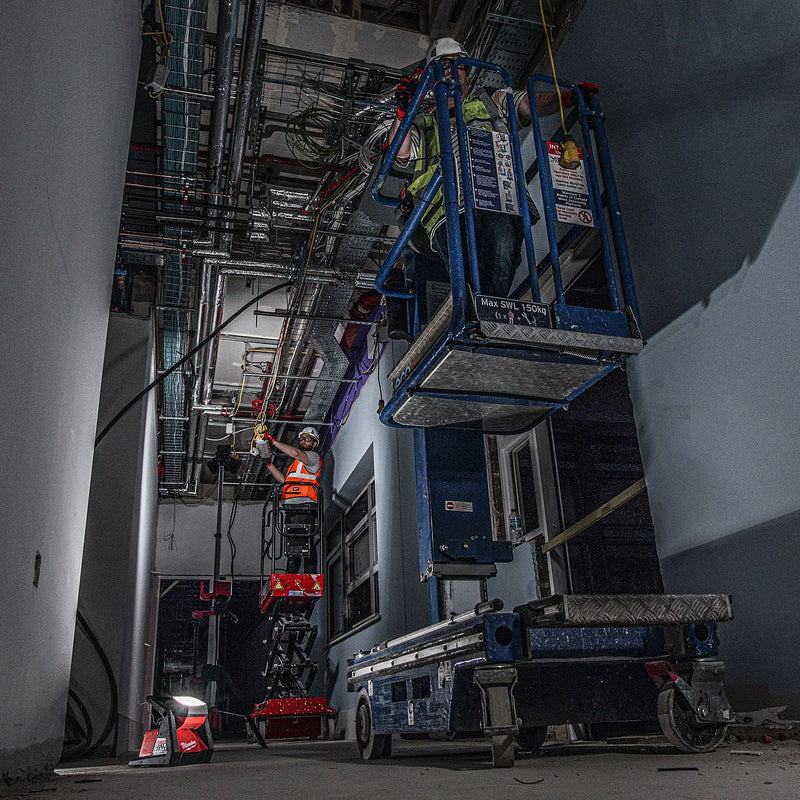 Đèn LED hiệu suất cao Milwaukee M18 HOAL dùng Pin 18V hoặc dùng điện 110 - 220V/AC, độ sáng 4,000lm