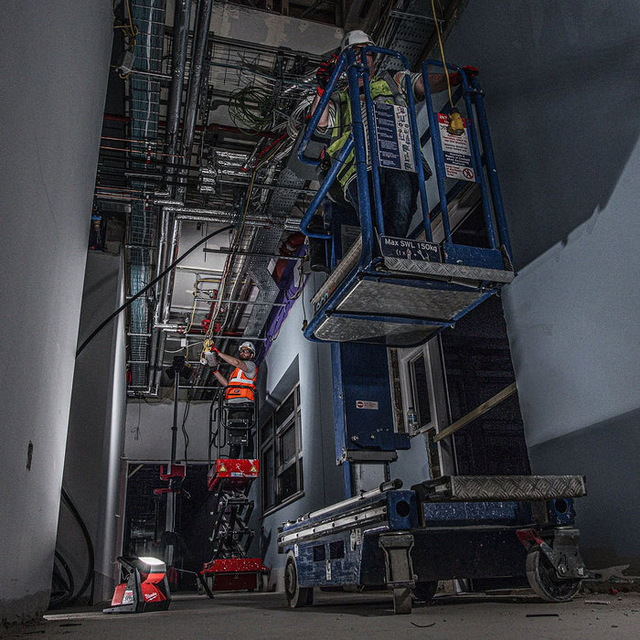 Đèn LED hiệu suất cao Milwaukee M18 HOAL dùng Pin 18V hoặc dùng điện 110 - 220V/AC, độ sáng 4,000lm