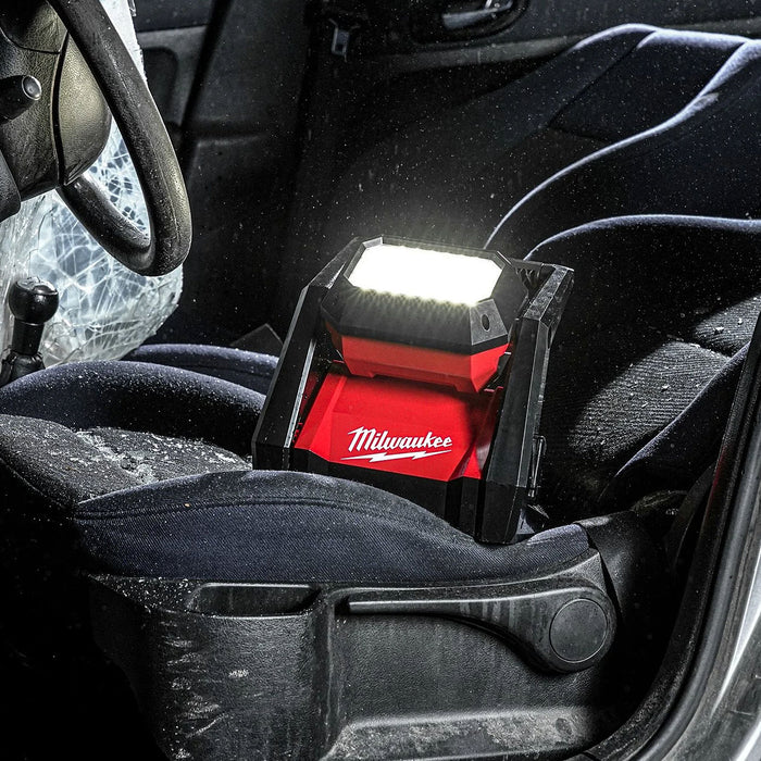 Đèn LED hiệu suất cao Milwaukee M18 HOAL dùng Pin 18V hoặc dùng điện 110 - 220V/AC, độ sáng 4,000lm