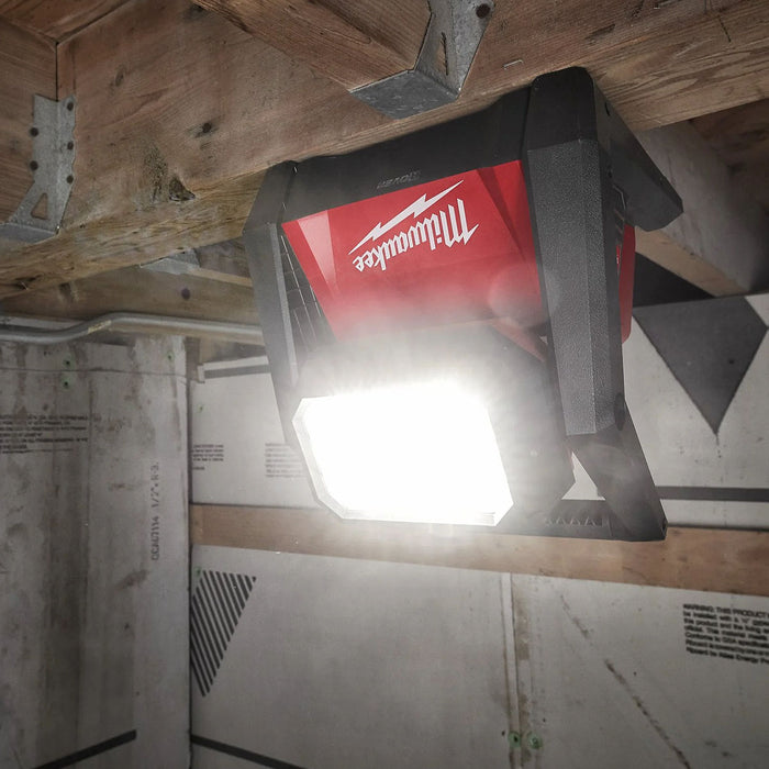 Đèn LED hiệu suất cao Milwaukee M18 HOAL dùng Pin 18V hoặc dùng điện 110 - 220V/AC, độ sáng 4,000lm