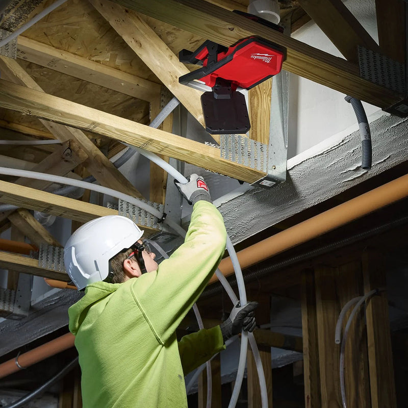 Đèn LED Milwaukee M18 PAL2 dùng Pin 18V, độ sáng 2,000lm