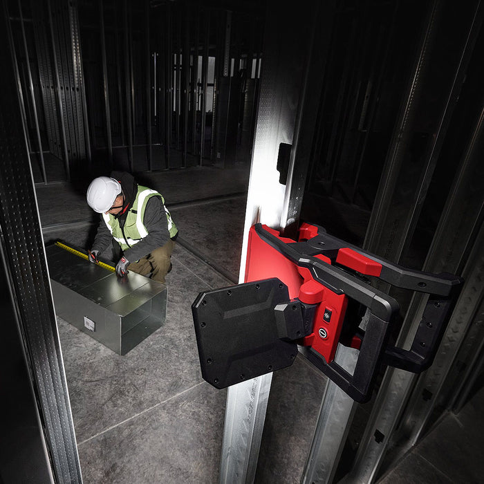 Đèn LED Milwaukee M18 PAL2 dùng Pin 18V, độ sáng 2,000lm