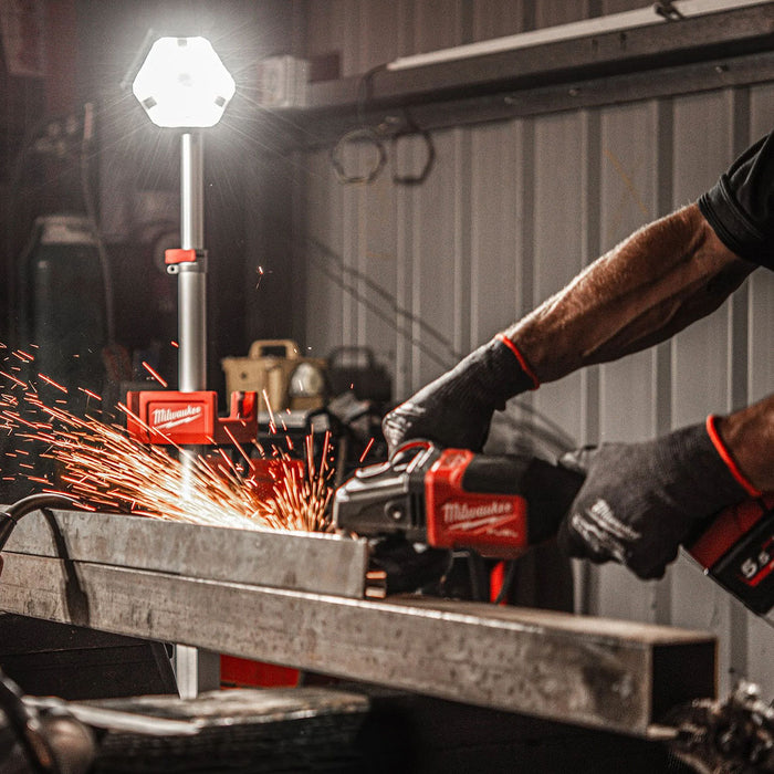 Đèn LED công trường Milwaukee M18 SAL dùng Pin 18V, độ sáng 2,000lm