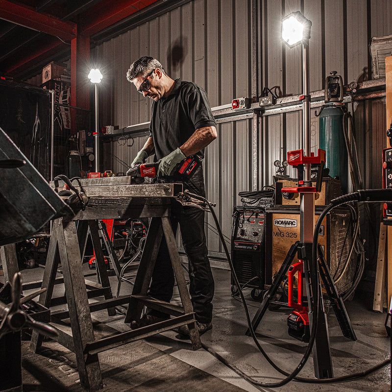 Đèn LED công trường Milwaukee M18 SAL dùng Pin 18V, độ sáng 2,000lm