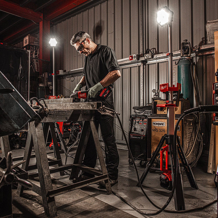 Đèn LED công trường Milwaukee M18 SAL dùng Pin 18V, độ sáng 2,000lm