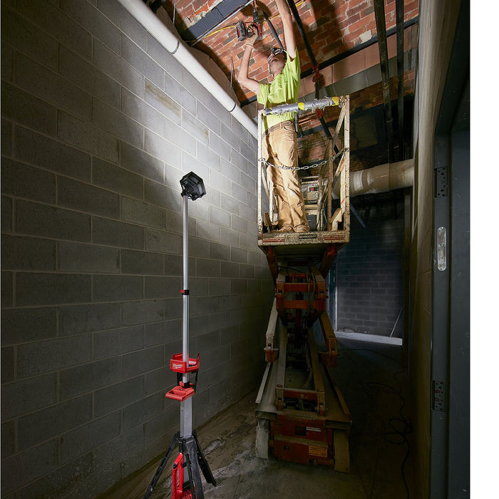 Đèn LED công trường Milwaukee M18 SAL dùng Pin 18V, độ sáng 2,000lm