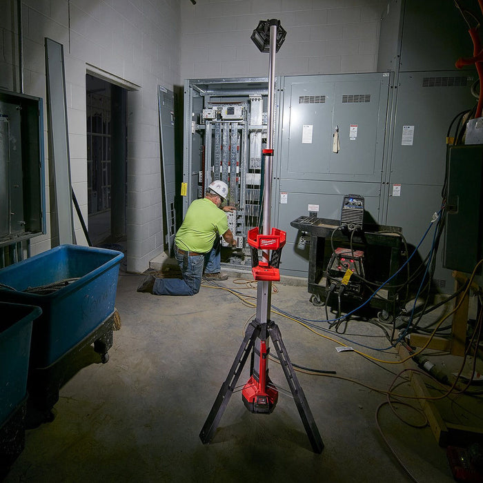 Đèn LED công trường Milwaukee M18 SAL dùng Pin 18V, độ sáng 2,000lm