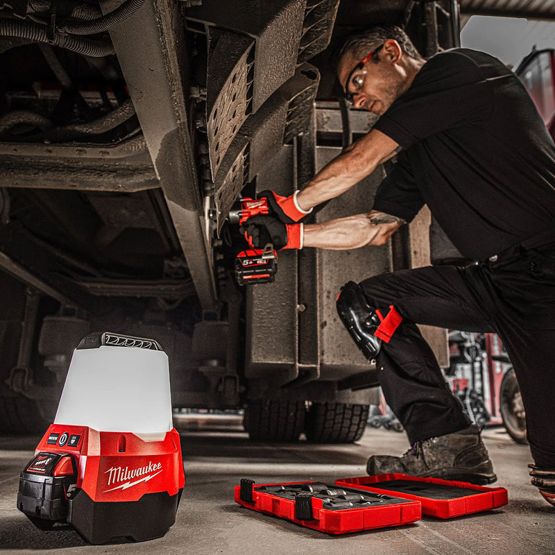 Đèn LED Milwaukee M18 TAL dùng Pin 18V, độ sáng 2,200lm