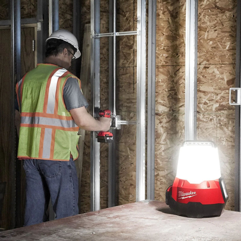 Đèn LED Milwaukee M18 TAL dùng Pin 18V, độ sáng 2,200lm