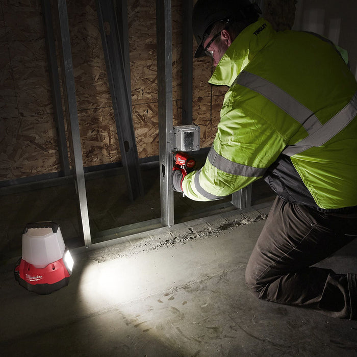 Đèn LED Milwaukee M18 TAL dùng Pin 18V, độ sáng 2,200lm