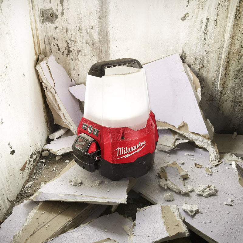 Đèn LED Milwaukee M18 TAL dùng Pin 18V, độ sáng 2,200lm