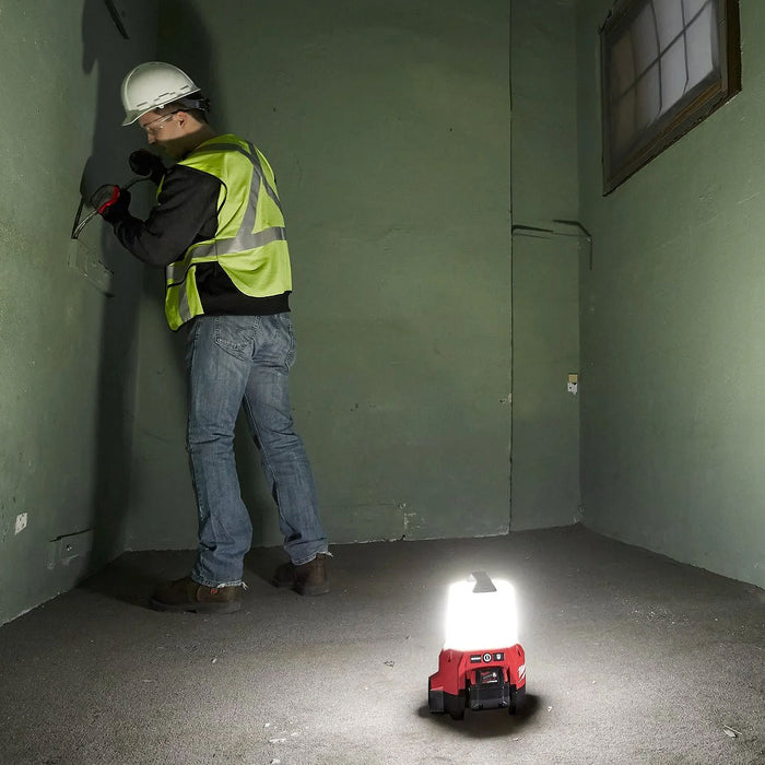 Đèn LED Milwaukee M18 TAL dùng Pin 18V, độ sáng 2,200lm