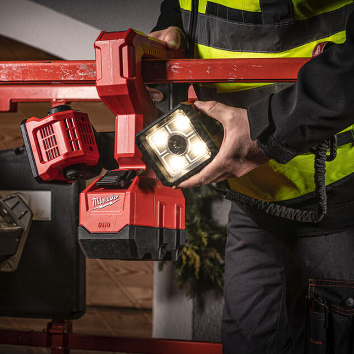 Đèn LED đôi Milwaukee M18 UBL dùng Pin 18V, độ sáng 2,500lm