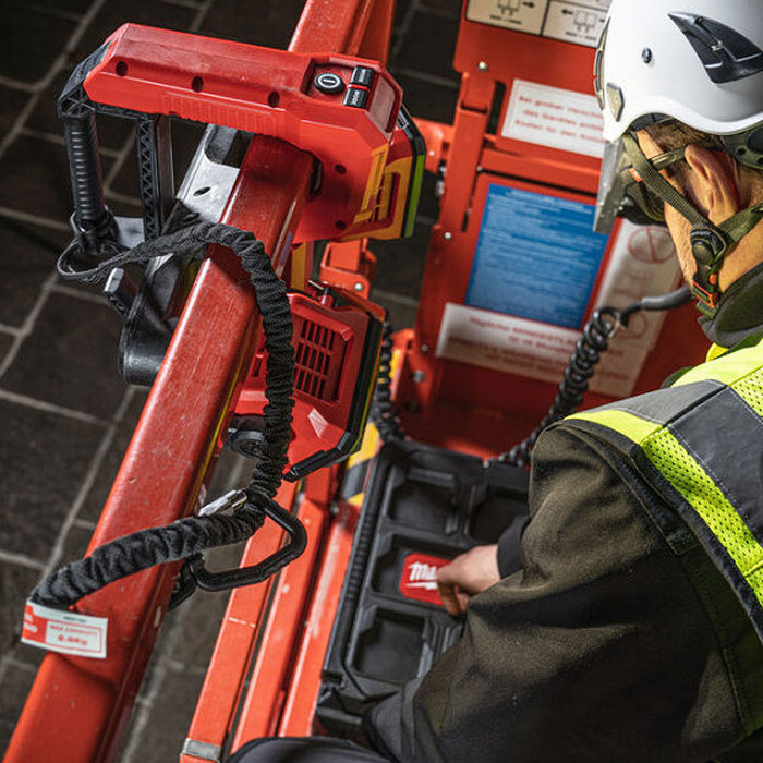 Đèn LED đôi Milwaukee M18 UBL dùng Pin 18V, độ sáng 2,500lm