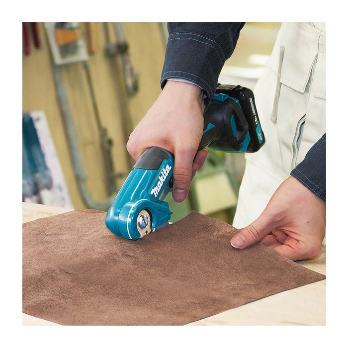 Máy cắt thảm, da, bạt và vật liệu mềm Makita CP100D dùng Pin 12Vmax CXT khả năng cắt tối đa 6mm