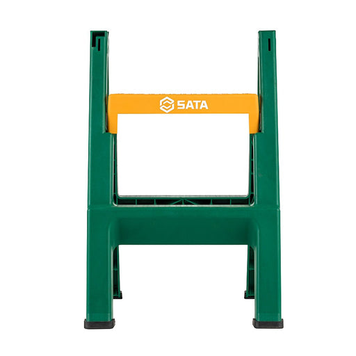 Thang gấp 2 bậc SATA AE3126 màu xanh lá, tay cầm cam, chịu tải 200kg, đế chống trượt.