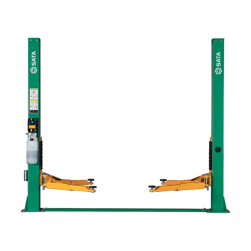 Cầu nâng 2 trụ giằng dưới SATA tải trọng 4 tấn, nâng hạ ổn định, an toàn.